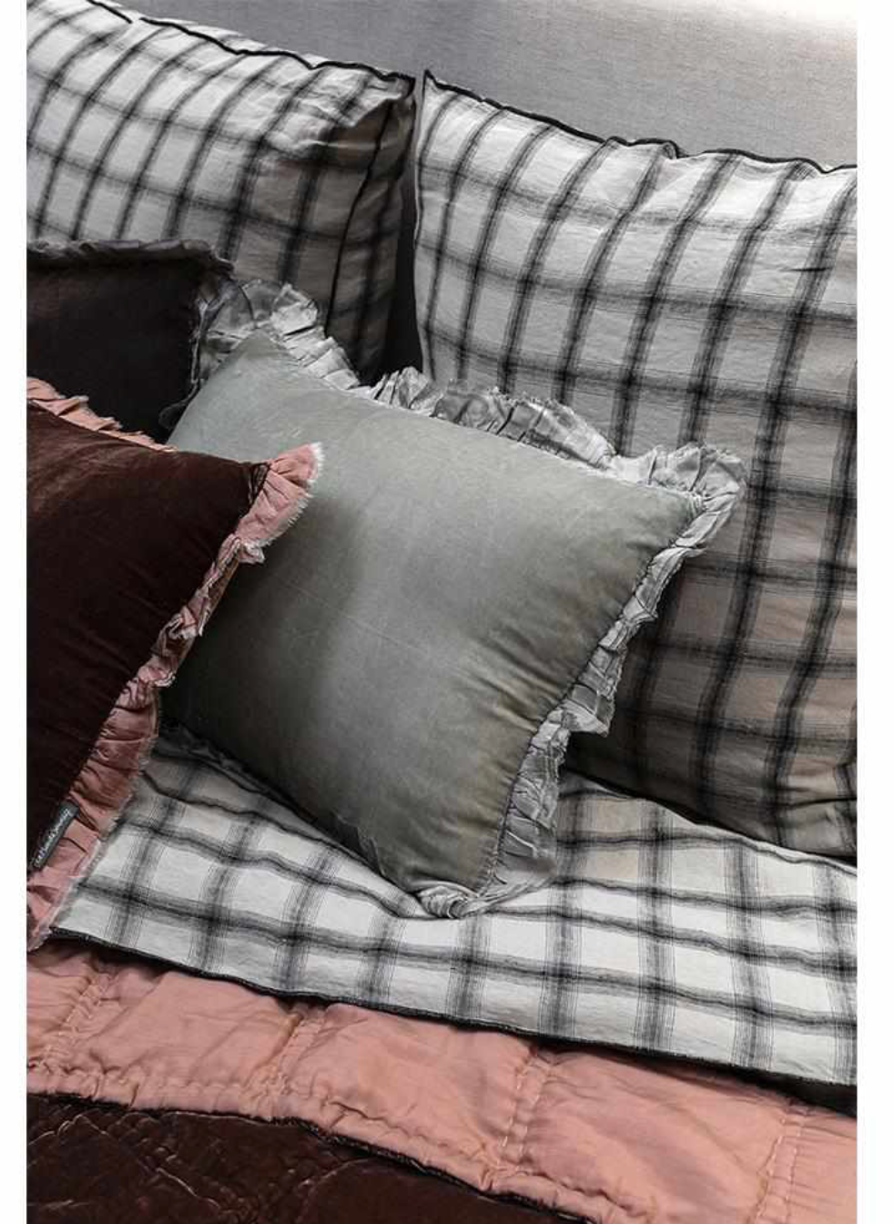 Séraphine Silk Velvet Pillow in Helsinki